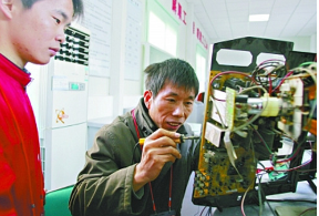 海信電視在正常采用過程中，光柵慢慢暗下來，有時又慢慢亮起來，伴音正常