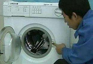 洗衣機不工作中,服務項目員上門服務查驗是保險絲熔斷不插電而致
