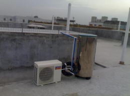 服務器內操縱電腦主板信號線的接線端與壓縮機的溫度