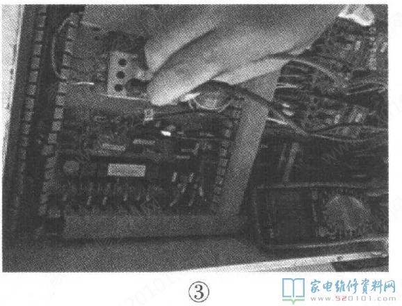 一臺天加(TICA)屋頂空調(型號為 TA010CH),手操