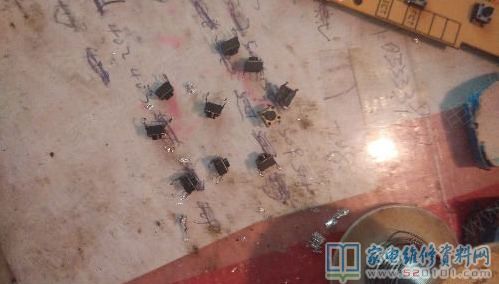 接修一臺美的SH2050B電滋爐,客戶自敘說插電后風機轉一會