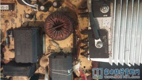 接修一臺美的SH2050B電滋爐,客戶自敘說插電后風機轉一會
