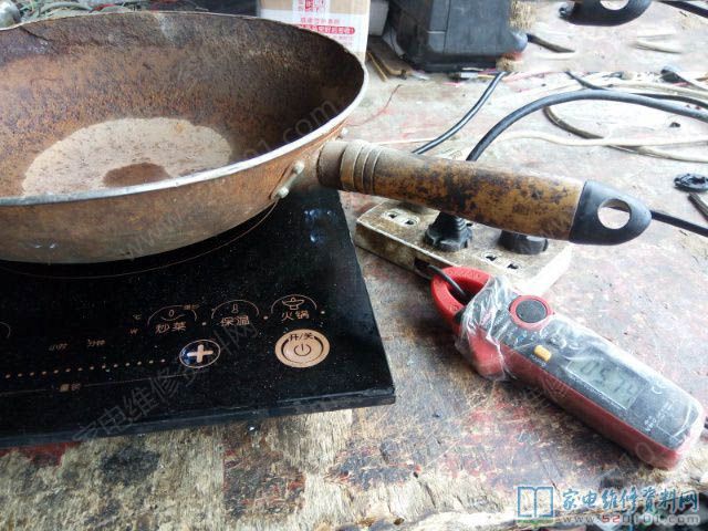 接修一臺顧客送過來的電滋爐,拆卸蓋發(fā)覺大管穿透了,保險絲管燒