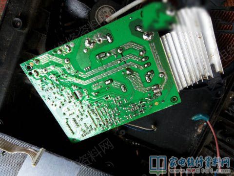接修一臺顧客送過來的電滋爐,拆卸蓋發(fā)覺大管穿透了,保險絲管燒