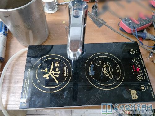 接修一臺電茶爐,是雙爐的,故障是開機表明E3不加溫并警報,此