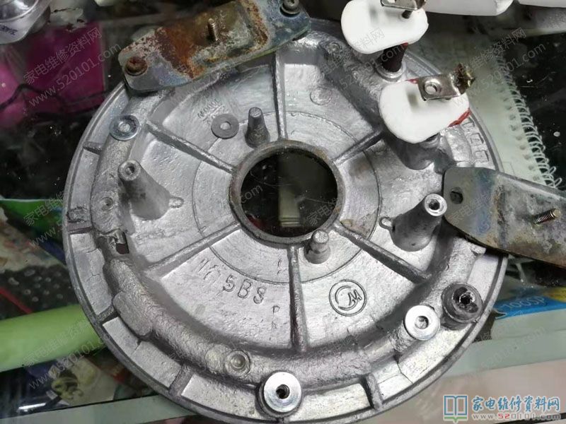 新封圈從緊密連接縫漏汽 最終一刀,發燙盤由兩螺母固定不動的