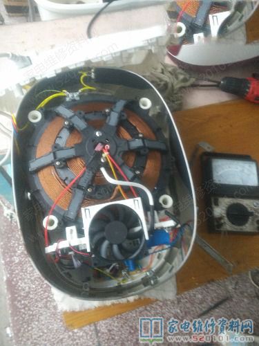 接修一臺蘇泊爾磁感應電飯鍋,故障主要表現為無開關電源表明故障