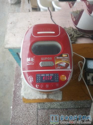 接修一臺蘇泊爾磁感應電飯鍋,故障主要表現為無開關電源表明故障