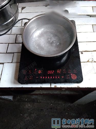 接修一臺美的電滋爐,美的牌,常見故障主要表現為時斷時續加溫,