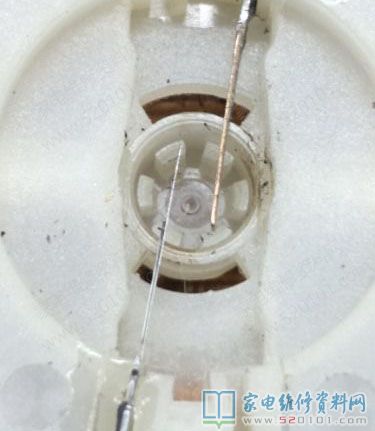 福瑪特掃地機(jī)器,常見故障是左打掃輪不轉(zhuǎn),拆卸查驗(yàn)