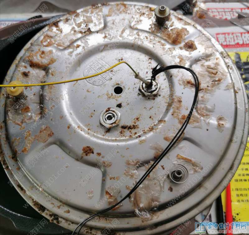 接修一臺蘇泊爾電高壓鍋,故障狀況是挑選糯米糕,幾秒一聲“滴”