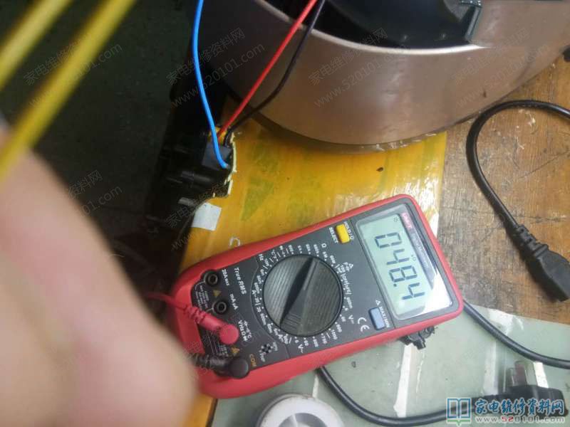 接修一臺伊菜特電飯鍋,常見故障主要表現為不工作中表明E2檢修