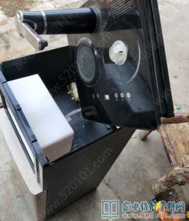接修一臺茶吧機,因為滲水導線路板滲水燒毀,其開關電源一部分集