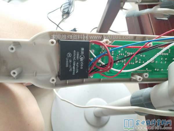 運行電容拆下來精確測量,發現電容量也顯著縮小