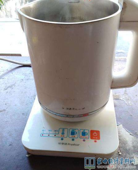 檢修一臺榮事達電熱水壺,常見故障主要表現為不可以燒開水,顯示