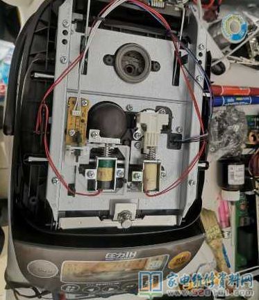 一臺象印電飯煲,顧客插反220V電壓毀壞,取得我維修中心,因