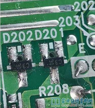一臺象印電飯煲,顧客插反220V電壓毀壞,取得我維修中心,因