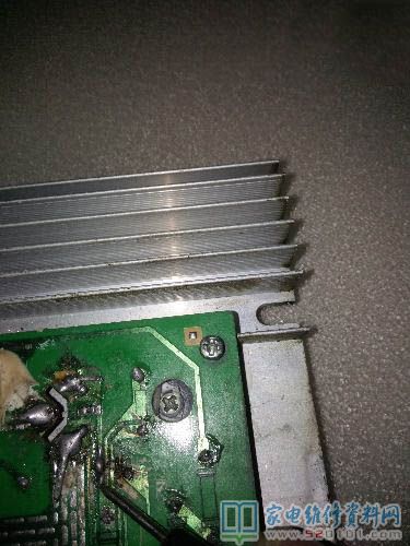 接修一臺蘇泊爾電磁爐,這臺電滋爐我還沒拆卸就發現機殼缺乏螺釘