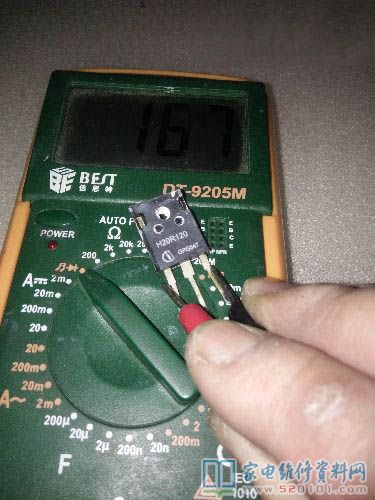 接修一臺蘇泊爾電磁爐,這臺電滋爐我還沒拆卸就發現機殼缺乏螺釘
