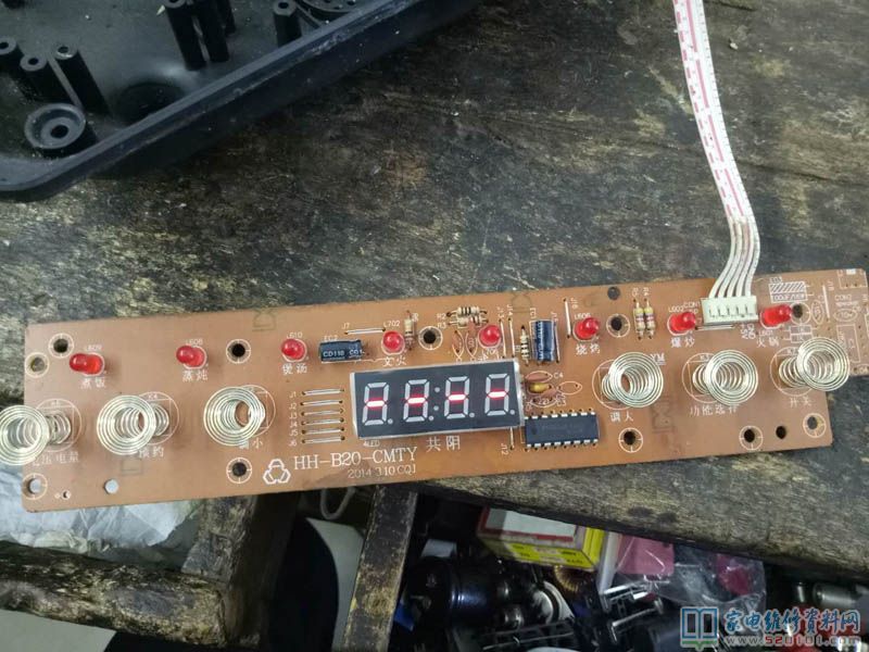 接修一臺(tái)仿冒電滋爐,故障主要表現(xiàn)是插電無表明無自查聲,拔出控