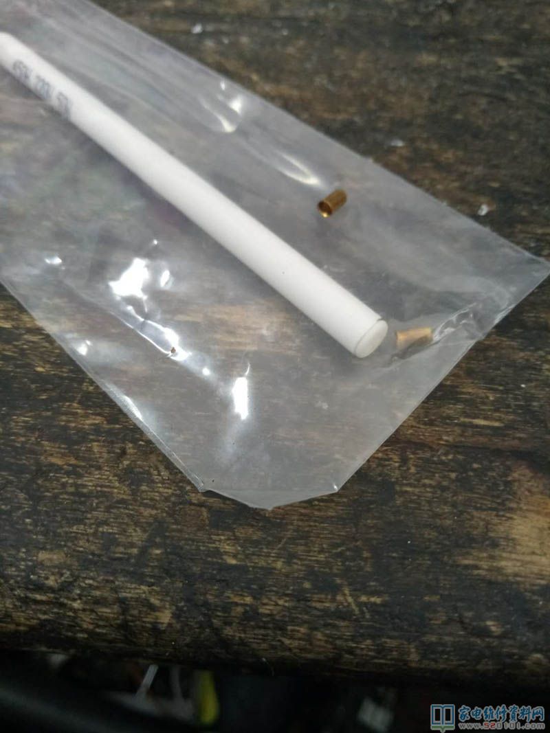 拔下風(fēng)機(jī)電源插頭精確測(cè)量,黃藍(lán)兩插片間電阻值無(wú)窮