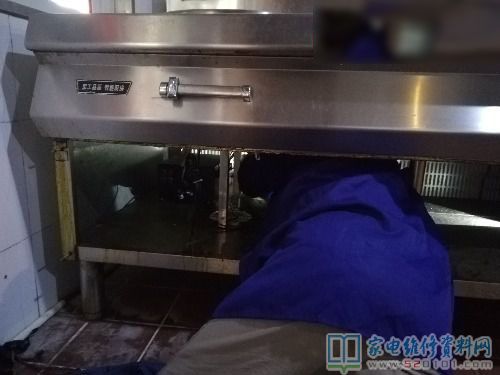 副開關電源、電腦版本和壓串聯諧振都裝在一個“黑匣子”里邊,接