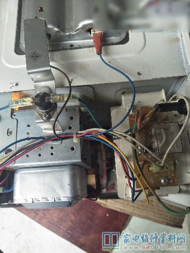 格蘭仕微波爐來我維修中心,常見故障主要表現為插電不加溫,規定