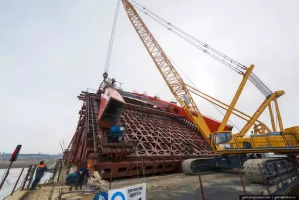 3臺徐工150噸履帶吊參與新西伯利亞第三大公路橋建設項目