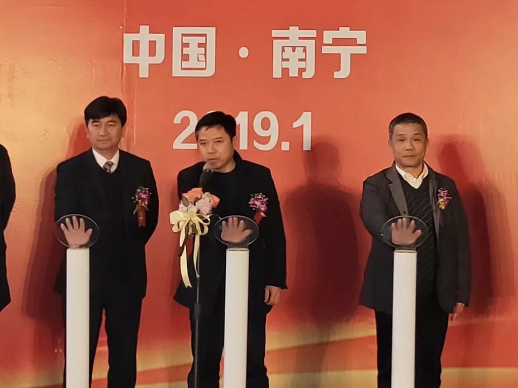 南寧軌道交通集團總經理黃鐘暉宣布“中鐵685號”正式下線
