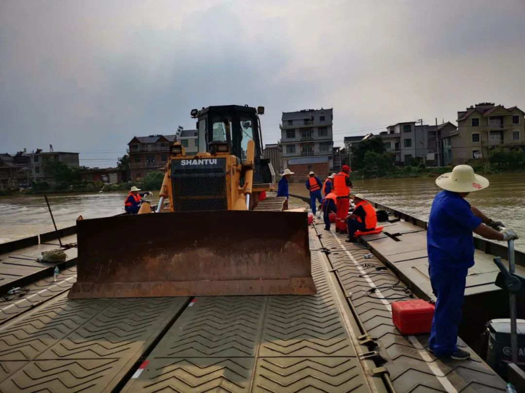 中船應急動力舟橋在現場運輸大型工程裝備進行抗洪搶險