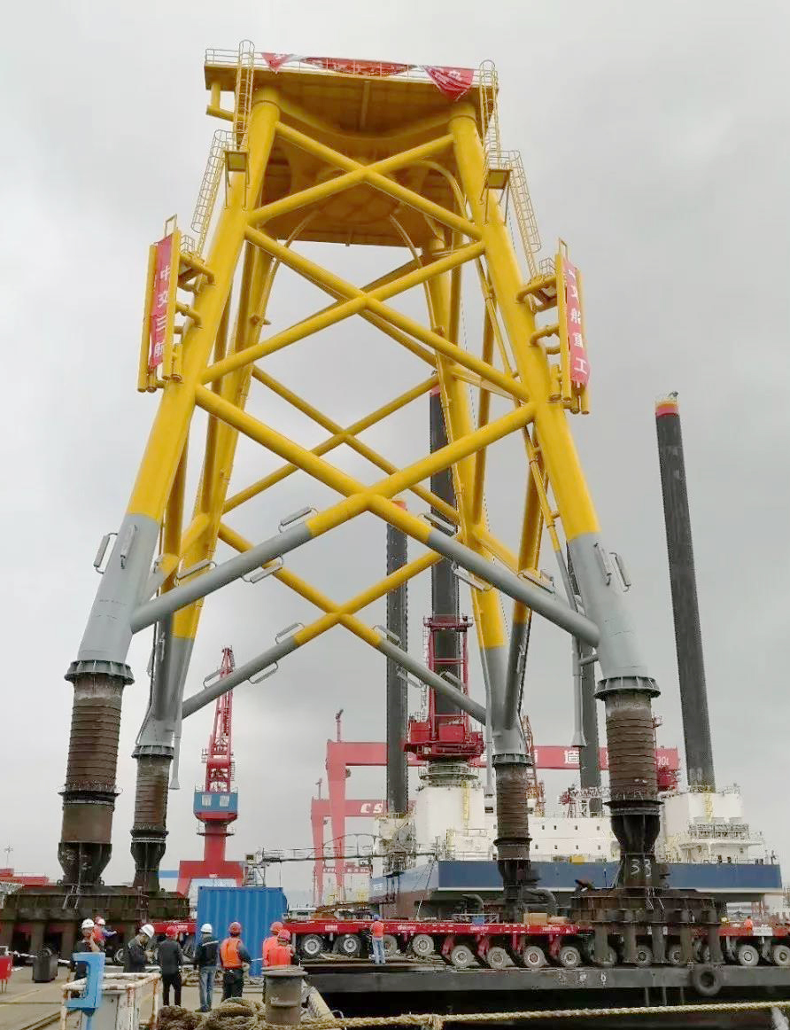 中廣核陽江南鵬島海上風電場項目完成首臺風機導管架吊裝