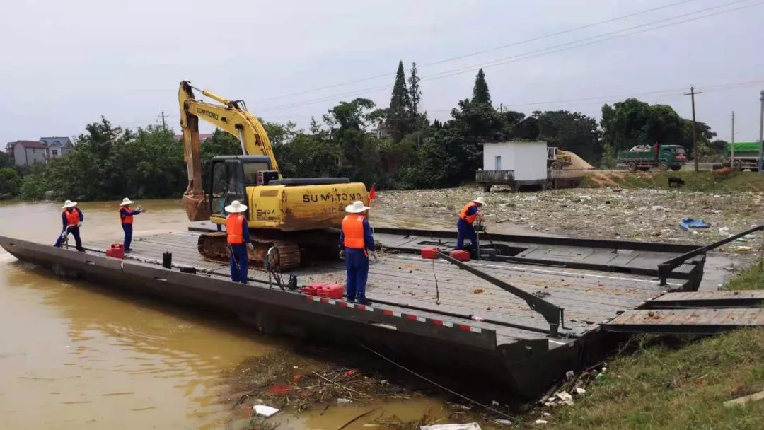 中船應急動力舟橋在現場運輸大型工程裝備進行抗洪搶險