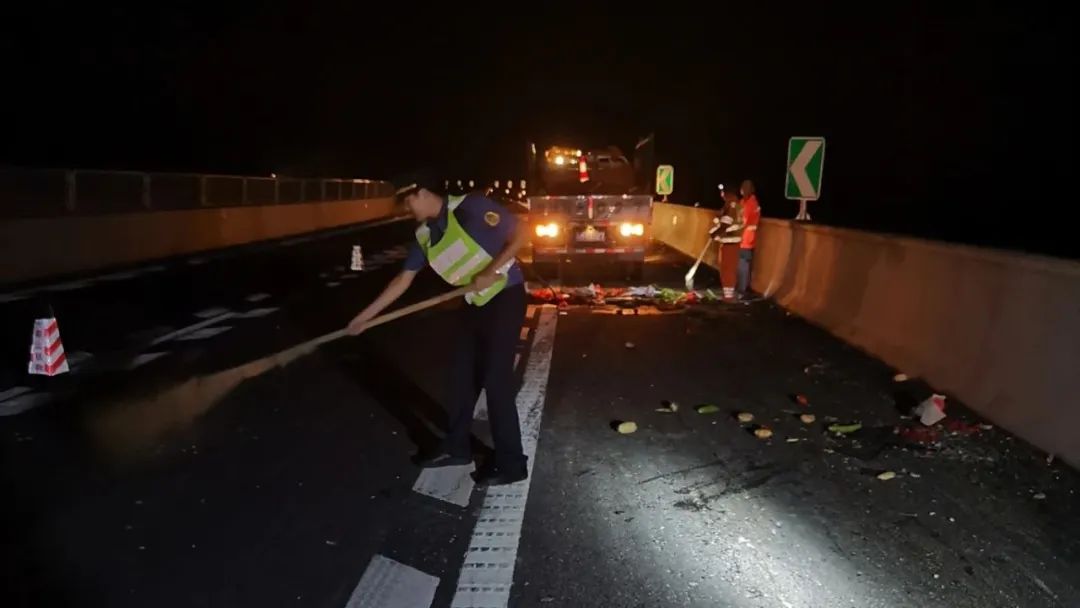 菜農深夜高速翻車，蔬菜撒落一地，路政人員這樣做……